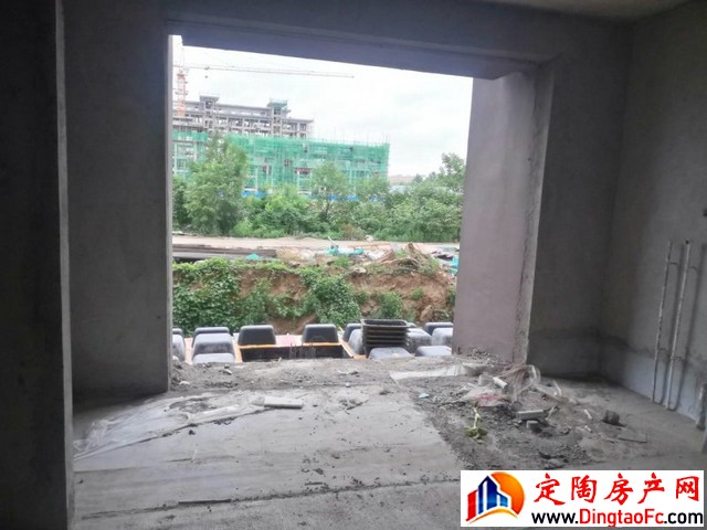 水岸学府 3室2厅 137平米 毛坯 65万元
