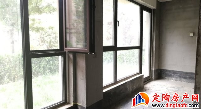 万城花开 3室2厅 131.91平米 毛坯 105万元